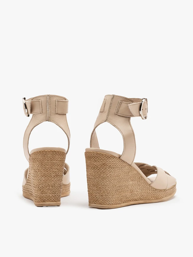 Beigefarbene hohe Plateausandalen