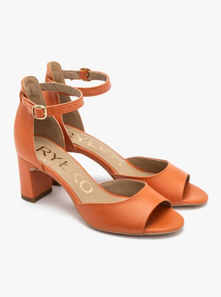 Orangefarbene Sandalen mit Absatz