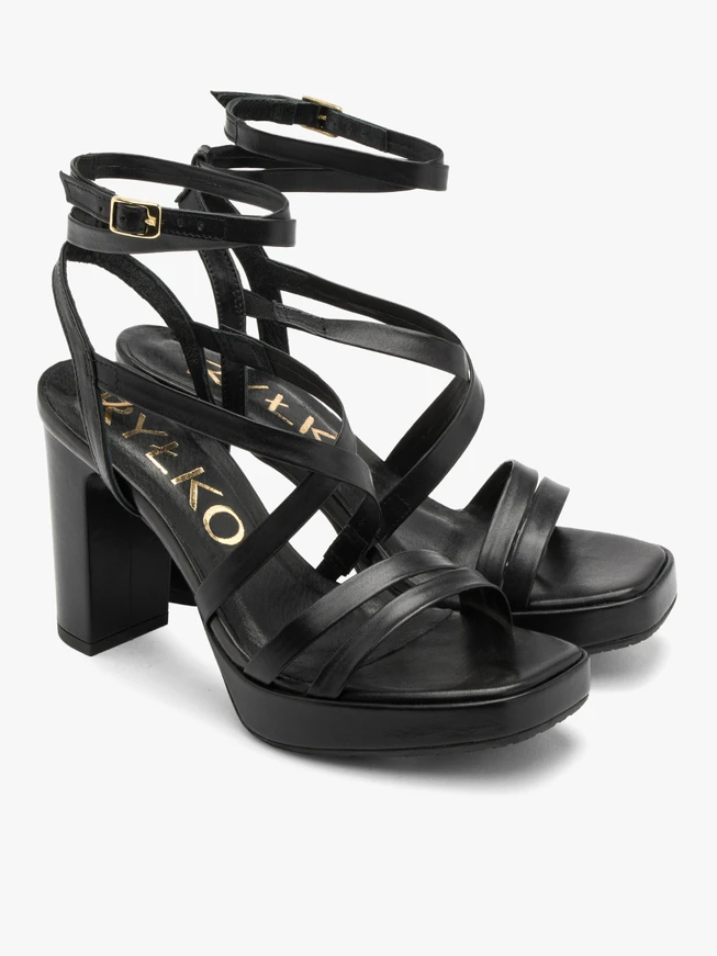 Schwarze Riemchensandalen mit Verzierungen
