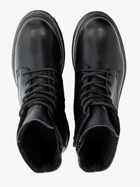 Schwarze Stiefel mit dickerer Sohle