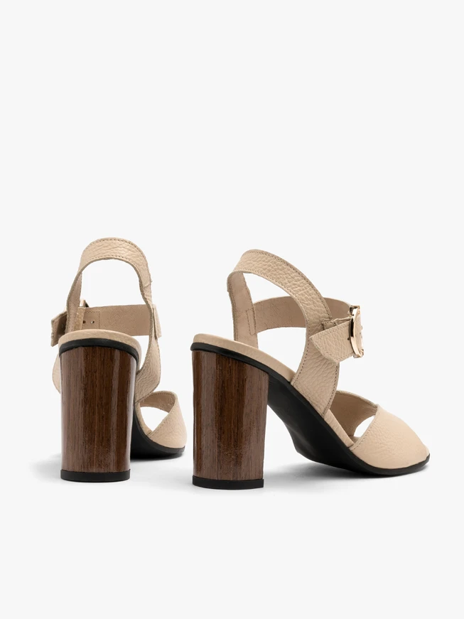 Beigefarbene Sandalen mit Holzpfosten