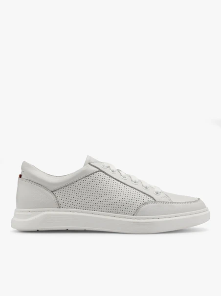 Weiße Herren-Sportschuhe mit dekorativen Perforationen