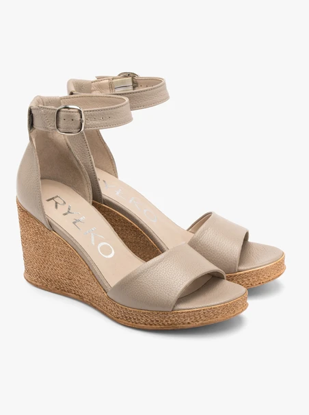 Beigefarbene Sandalen mit Riemen um den Knöchel