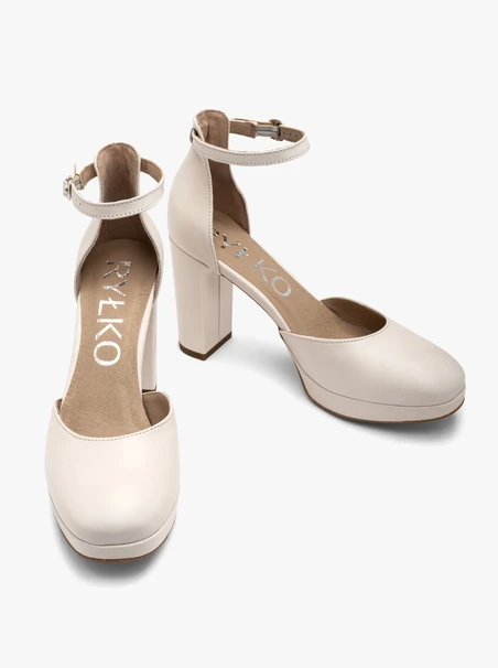 Zweiteilige High-Post-Pumps und ein Ballkleid