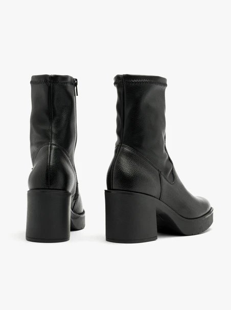 Schwarze Damenstiefel mit festem Boden
