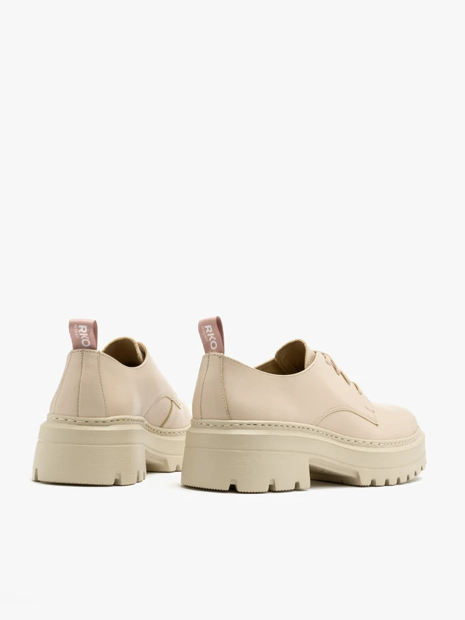 Beige Halbschuhe auf hellem Grund