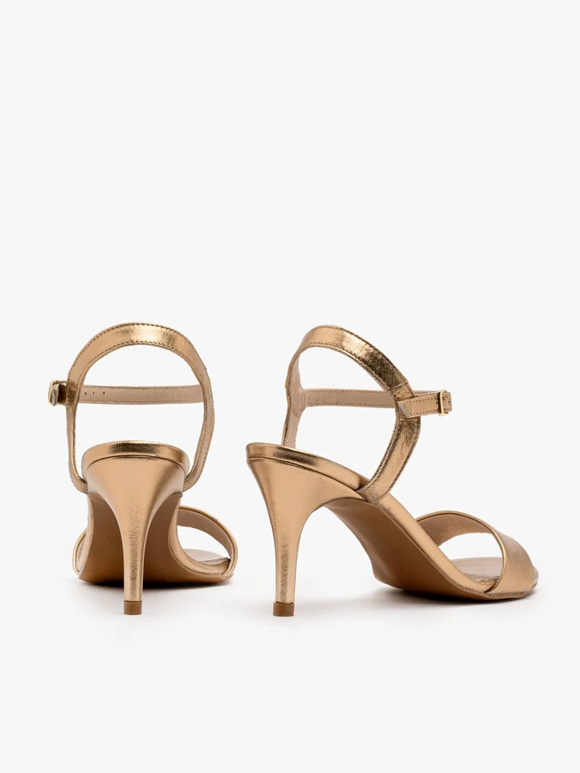 Goldfarbene Stiletto-Sandalen