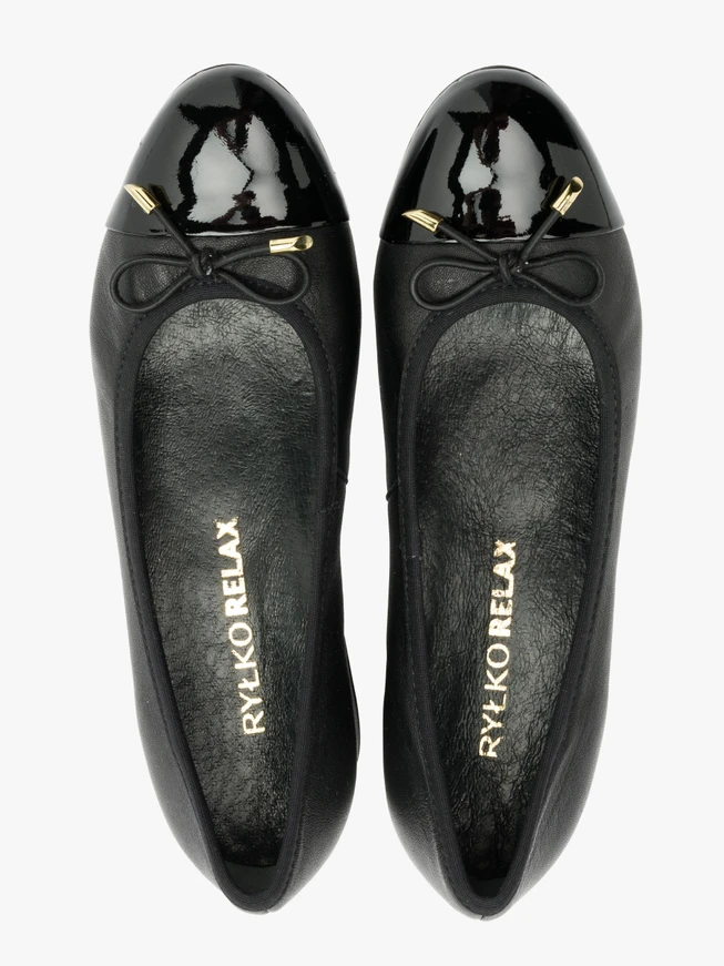 Black pumps with decorative bow