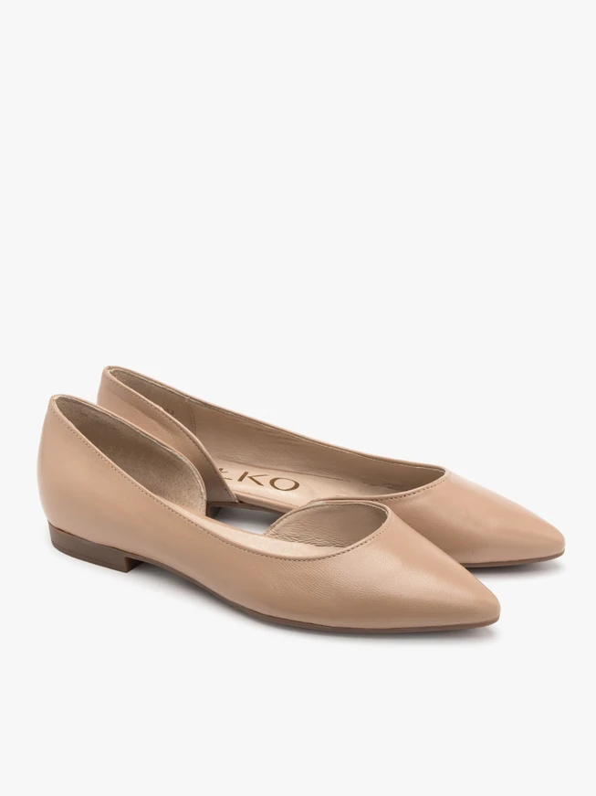 Beigefarbene Ballerinas mit verschönertem Schaft