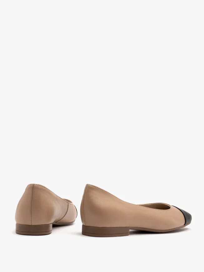 Beigefarbene Damen-Ballerinas mit schwarzer Zehenkappe