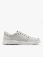 Weiße Herren-Sportschuhe mit dekorativen Perforationen
