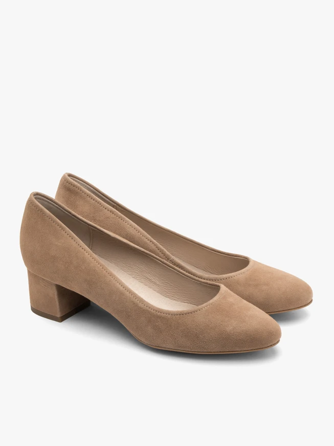 Beigefarbene niedrighackige Pumps