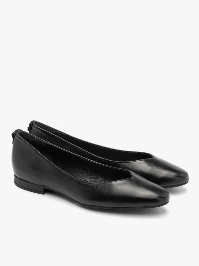 Schwarze Ballerinas mit verschönertem Schaft