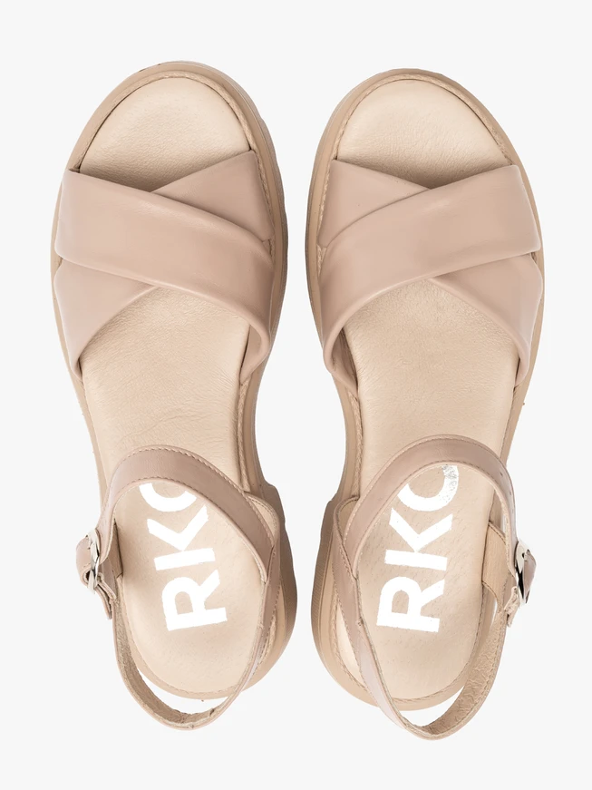 Beigefarbene Sandalen mit verziertem Schaft