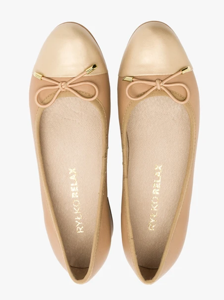 Beige-goldene Pumps mit Zierschleife
