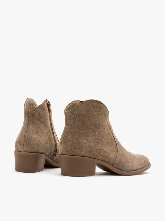 Sandfarbene Cowboystiefel aus Velours