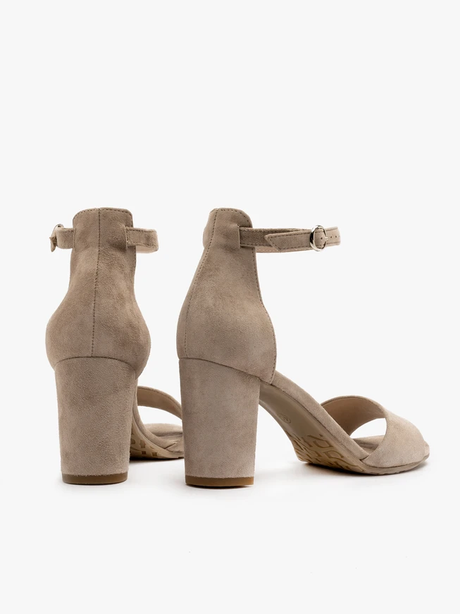Beigefarbene Sandalen mit integriertem Absatz