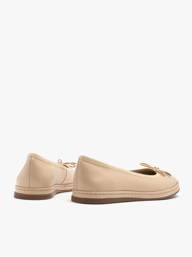 Beige Ballerinas mit Zierschleife