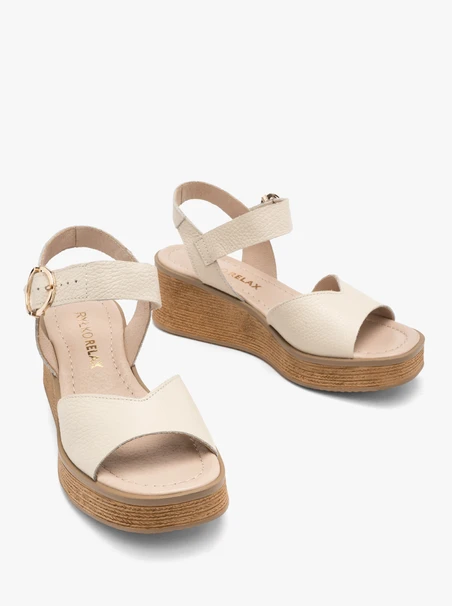 Cremefarbene Plateausandalen
