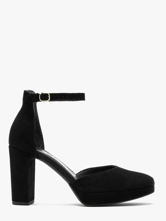 Zweiteilige High-Post-Pumps und ein Ballkleid