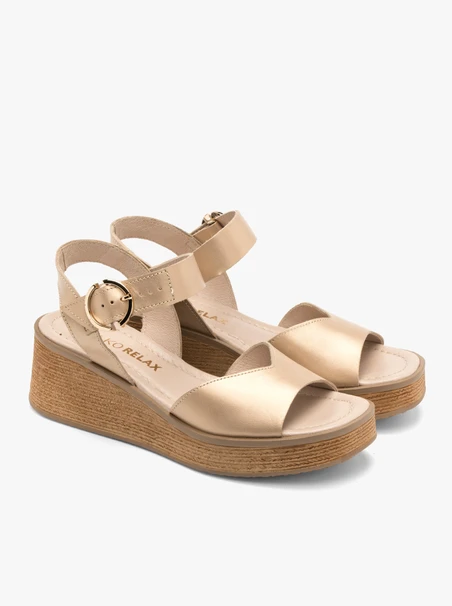 Goldene Plateausandalen
