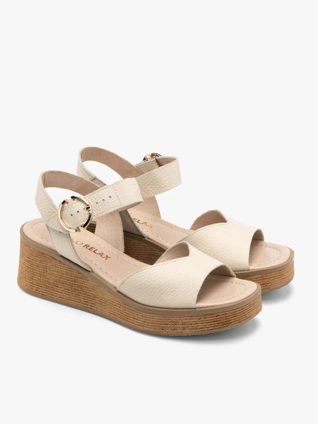 Cremefarbene Plateausandalen