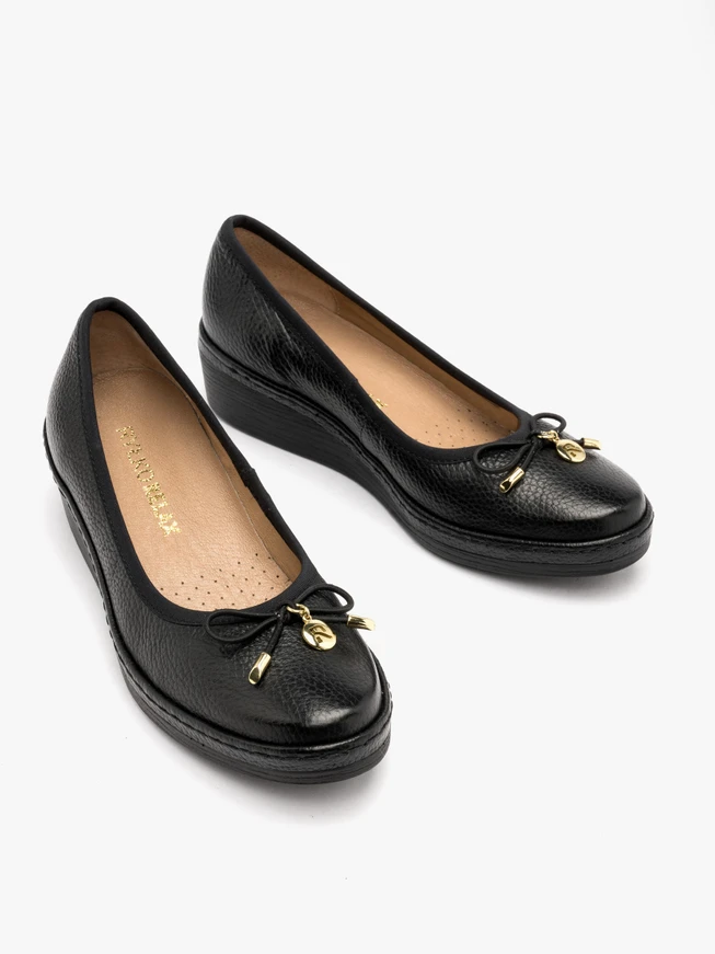 Schwarze Pumps mit dekorativer Schleife am Schaft
