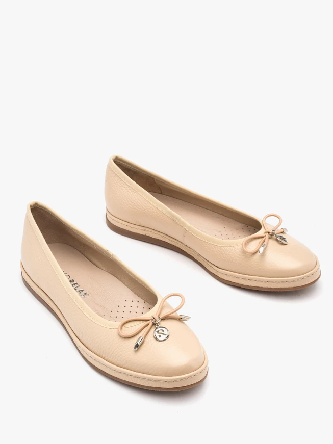 Beige Ballerinas mit Zierschleife
