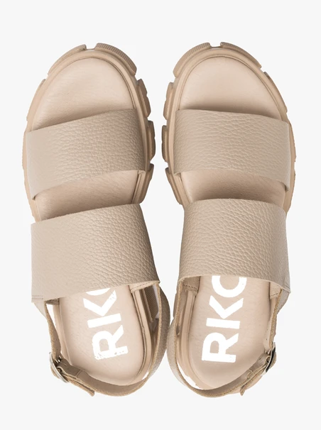 Beigefarbene Sandalen mit festem Boden