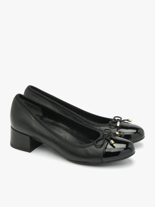 Black pumps with decorative bow