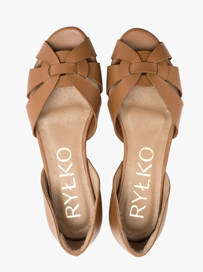 Braune zehenoffene Ballerinas