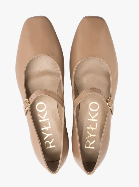 Beige ballerinas with decorative clasp