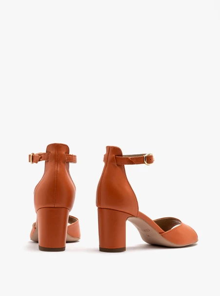 Orangefarbene Sandalen mit Absatz