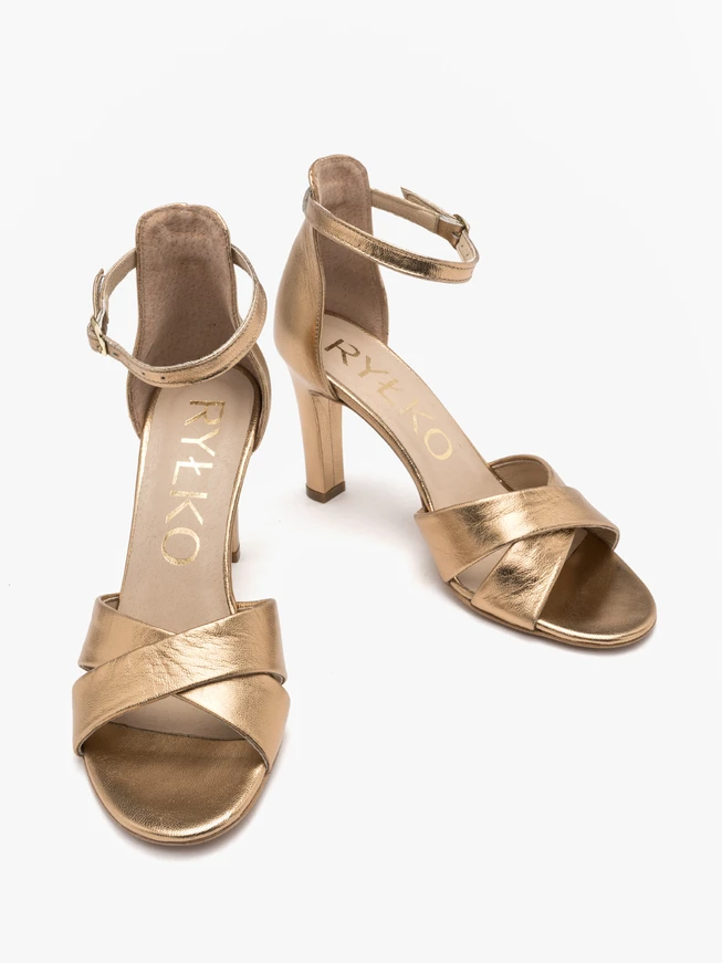 Sandalen mit goldenen Absätzen