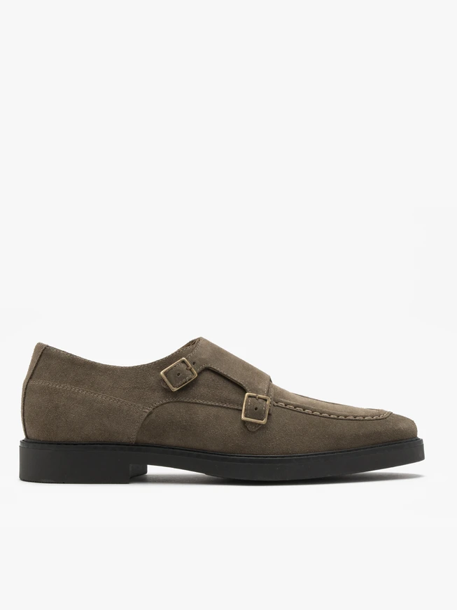 Olivefarbener Herrenhalbschuh mit dekorativem Schnallenverschluss