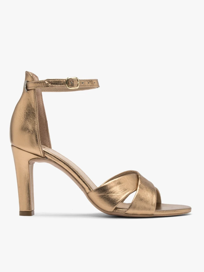 Sandalen mit goldenen Absätzen