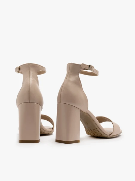 Beigefarbene hochhackige Sandalen