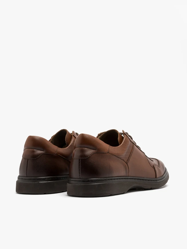 Brauner Herrenhalbschuh mit dekorativem Schaft