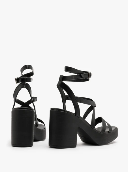 Schwarze Sandalen mit dekorativen Riemen
