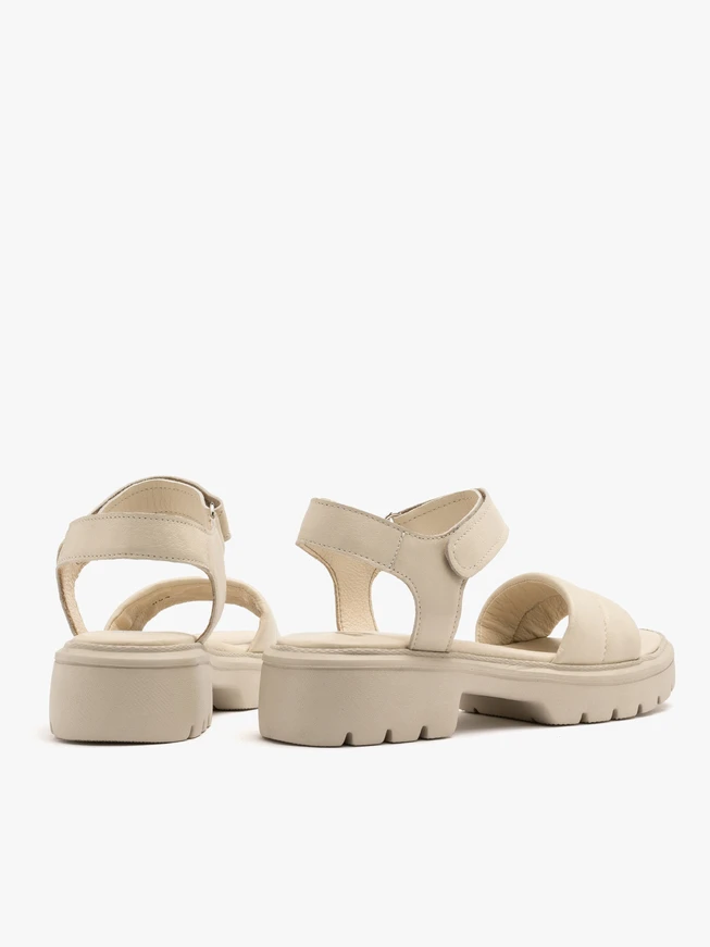 Cremefarbene Sandalen mit Klettverschluss