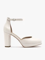 Zweiteilige High-Post-Pumps und ein Ballkleid