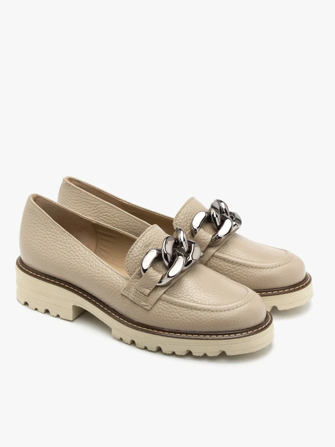 Beige Mokassins mit Zierkette