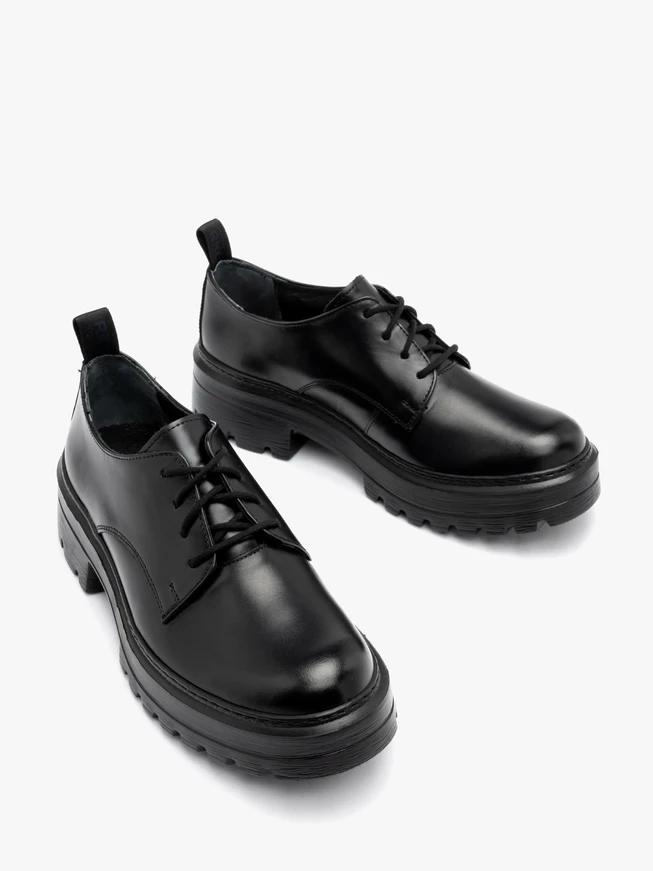 Schwarze Halbschuhe auf leichter Sohle
