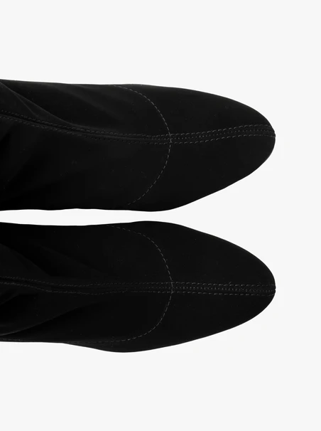 Flexible schwarze Keilstiefel mit runder Spitze