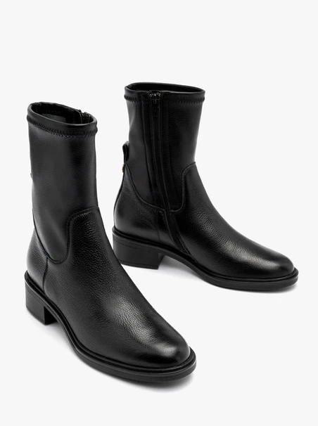 Schwarze Stiefel mit Stretchmaterial