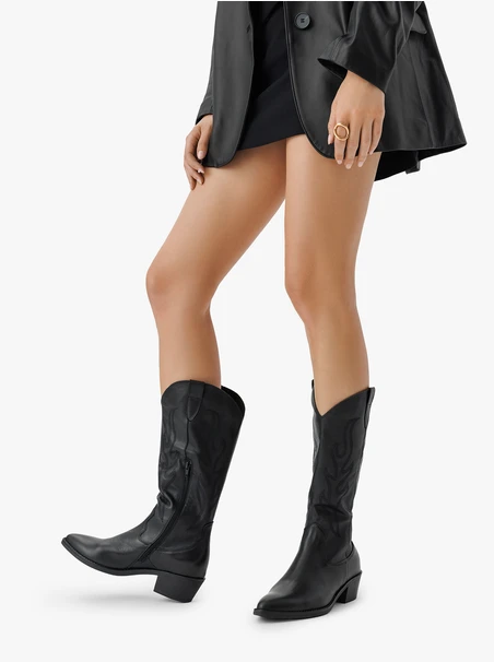 Schwarze Cowboystiefel mit dekorativer Stickerei