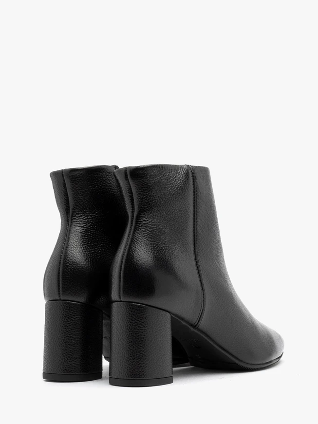Damenstiefel mit ovalem Schaft