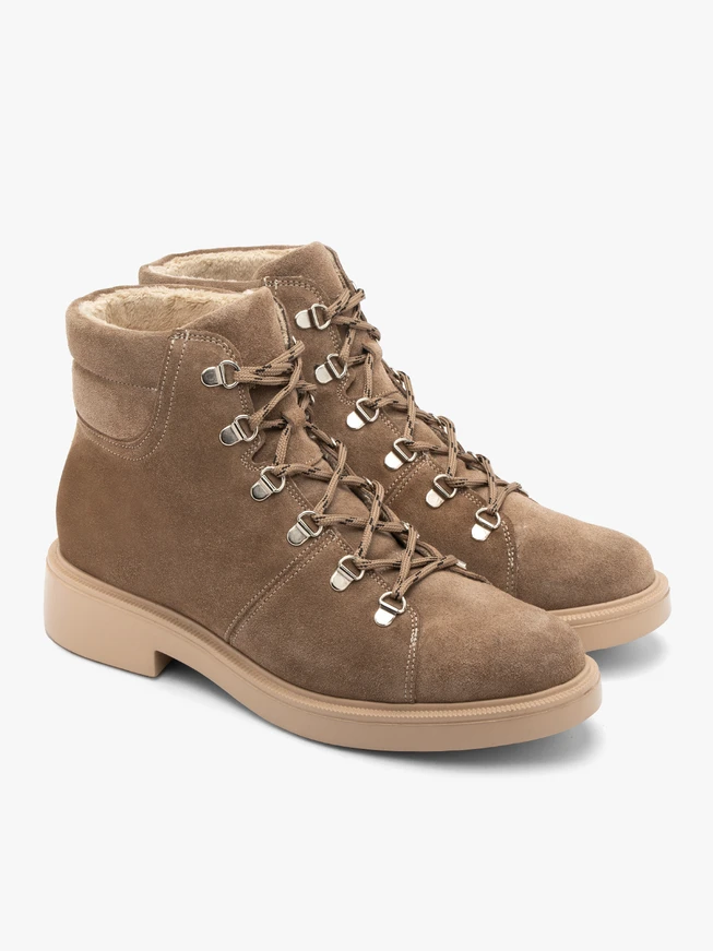 Veloursstiefel mit Zierhaken und Schnürsenkeln