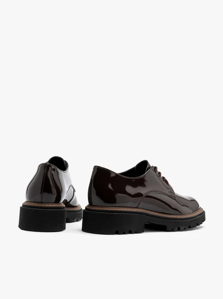 Dunkelbraun lackierte Damenhalbschuhe