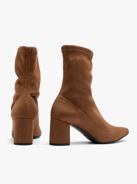 Stiefel mit flexiblem Absatz und spitzer Zehe